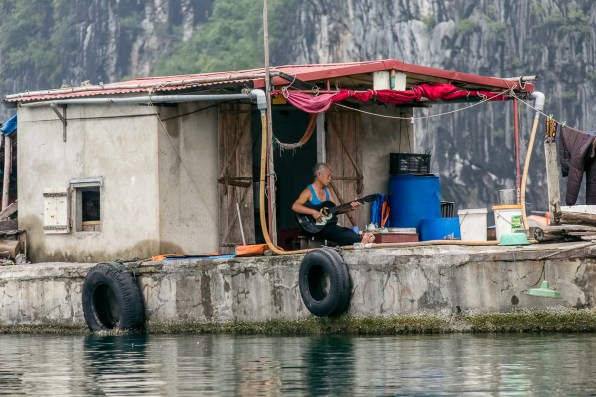 039 halong bay man boat