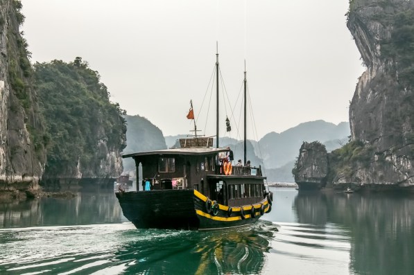 090 halong bay junk 1