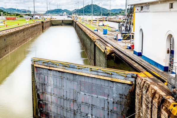 D85_1455 panama canal gate