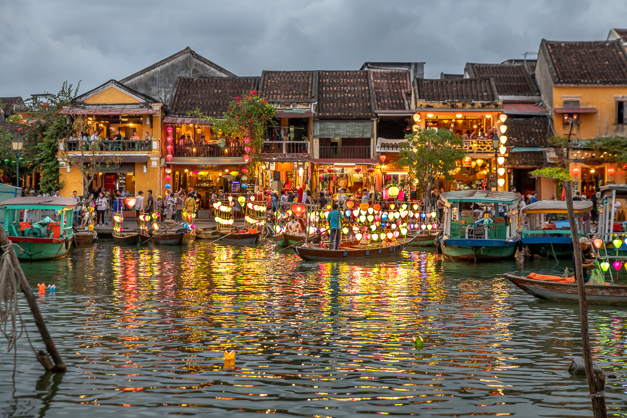 D85_18734 hoi an waterfront